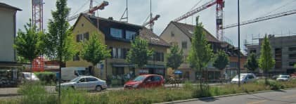 Foto der Zürcherstrasse in Windisch, mit Baukränen im Hintergrund.