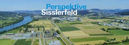 Die Luftaufnahme zeigt das Sisslerfeld, aufgenommen in Stein mit Blick Richtung Osten (mit Schriftzug: Perspekitve Sisslerfeld).