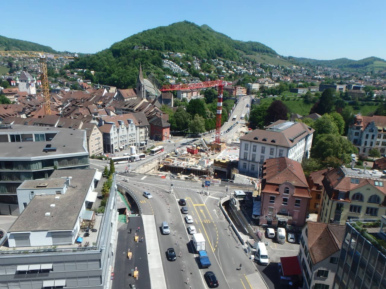 Luftbild einer Verkehrsstrasse und einer Baustelle