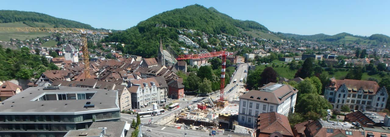 Luftbild einer Verkehrsstrasse und einer Baustelle