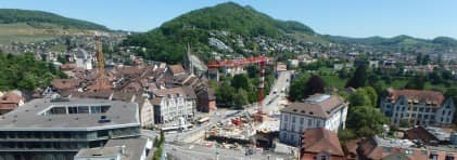 Luftbild einer Verkehrsstrasse und einer Baustelle