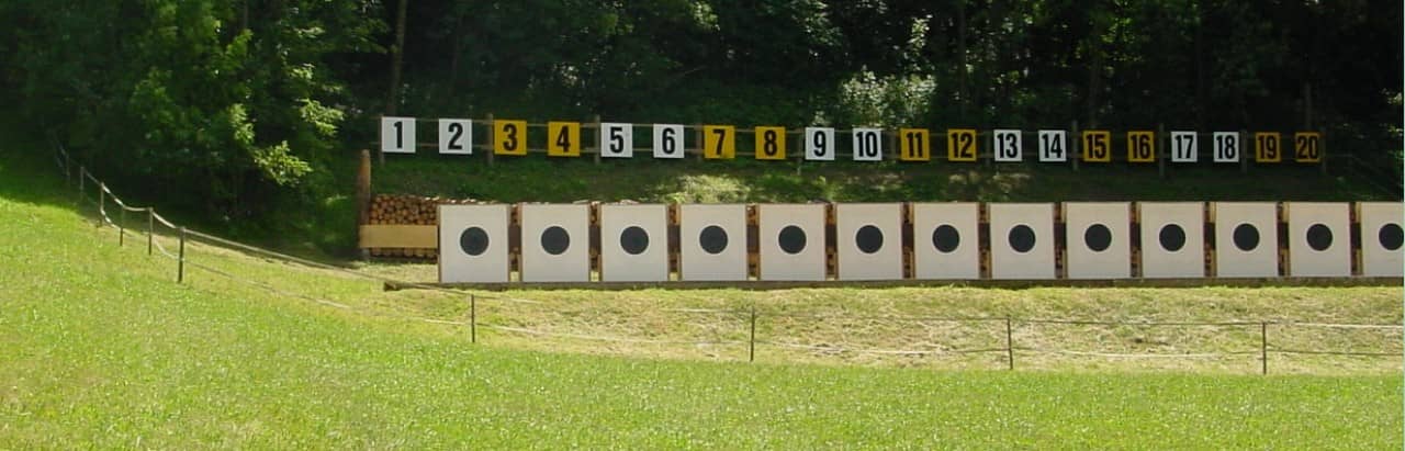 Zielgebiet einer 300 Meter Schiessanlage. Im Hintergrund sind die Zielscheiben zu sehen.