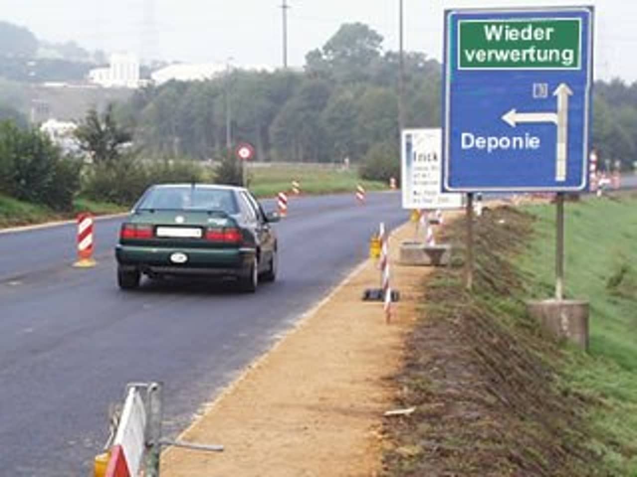 Eine Strasse mit Strassenrand und der Bodenschutzzone.