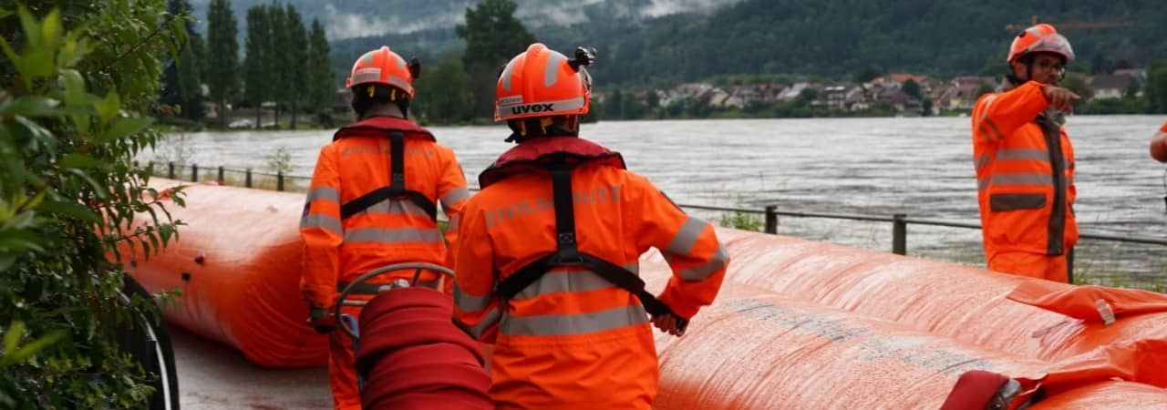 Einsatzkräfte bei der Hochwasserbekämpfung mittels Beaver-Dämmen