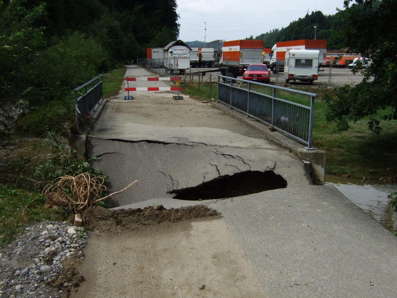 Eine vom Hochwasser stark beschädigte Strassenbrücke in Uerkheim