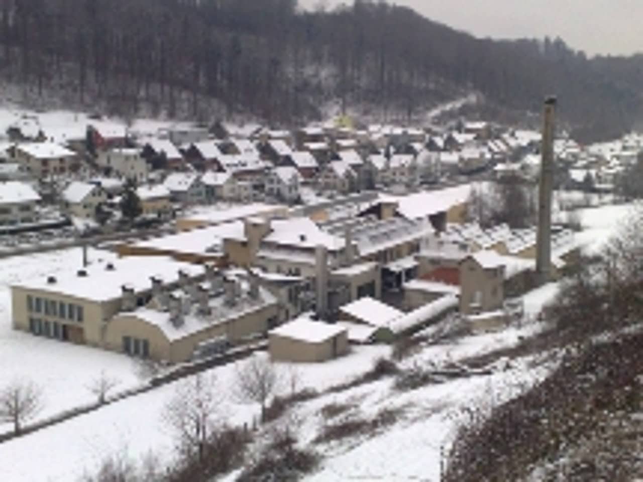 Industriebetrieb und Einfamilienhausquartier