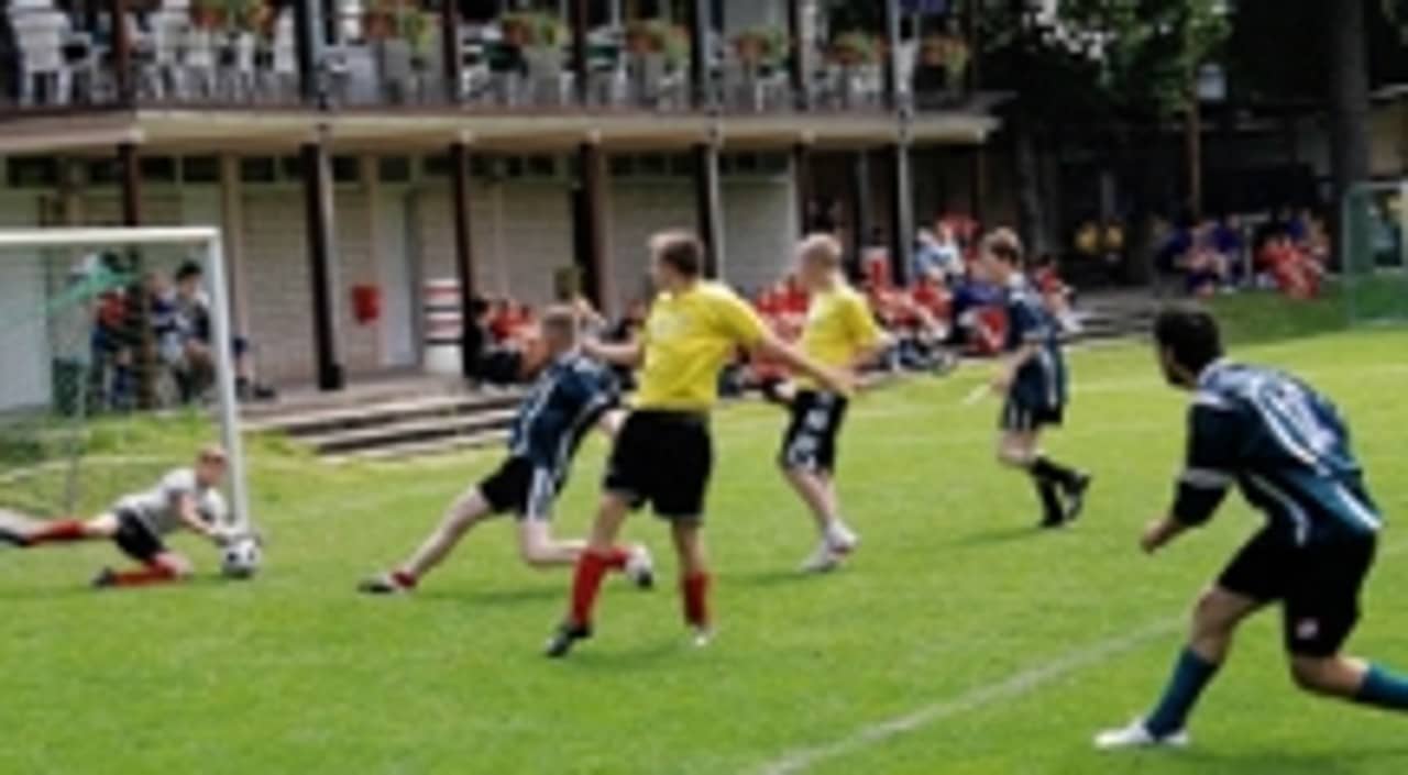 Jugendliche spielen Fussball