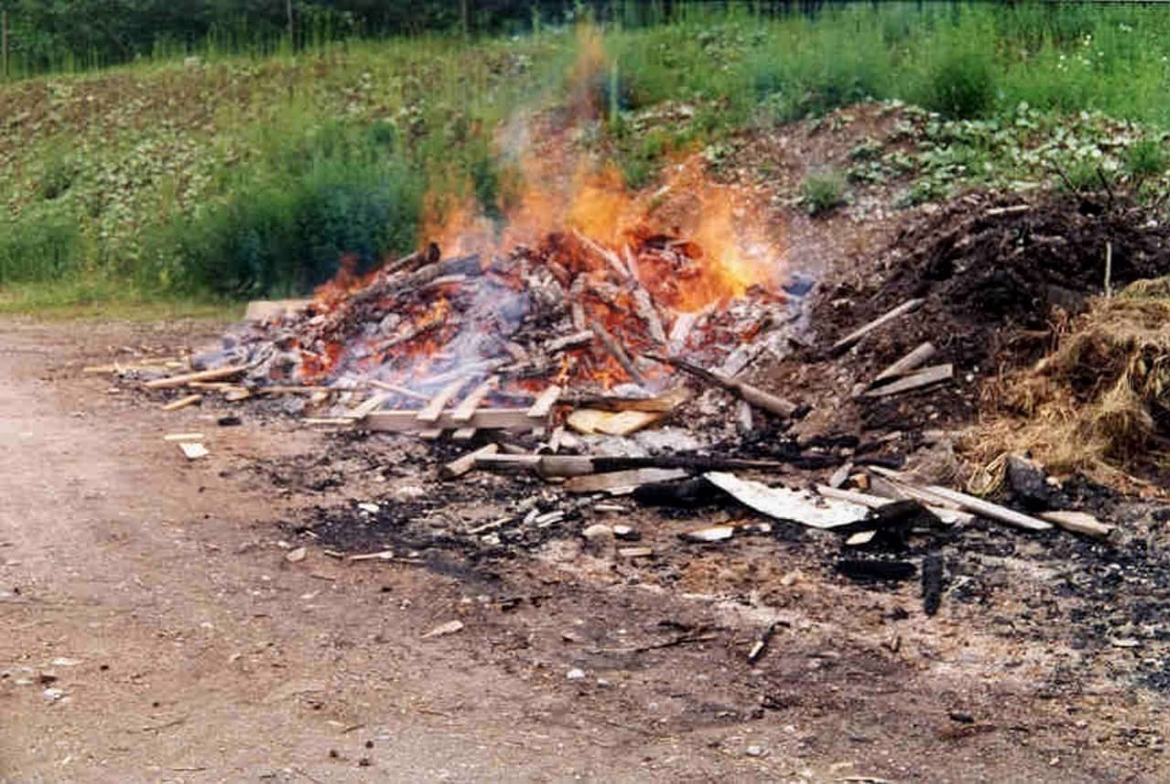 Feuer im Freien mit Altholz