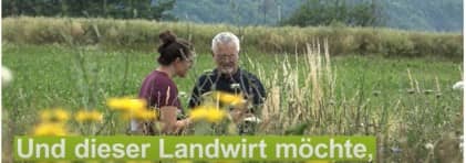 Standbild aus einem Video zeigt einen Landwirt mit einer Beraterin im Feld