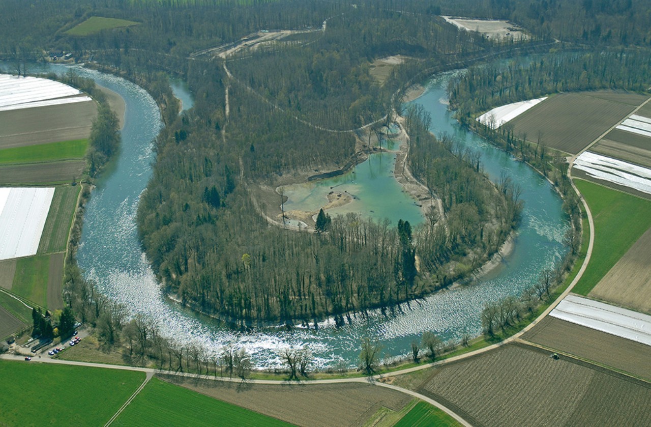 Luftaufnahme des neu geschaffenen Stillgewässers in der Flussschlaufe Hegnau bei Bremgarten.