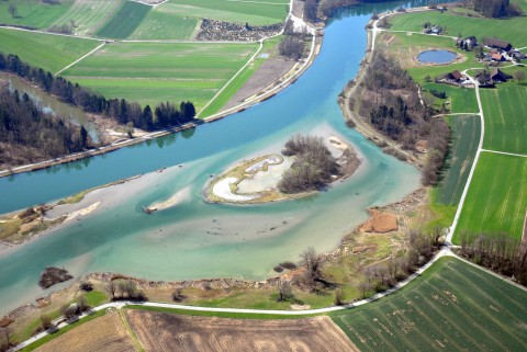 Luftaufnahme des Reservats Flachsee. Gut zu sehen sind die Uferbereiche und diverse kleinere Inselchen.