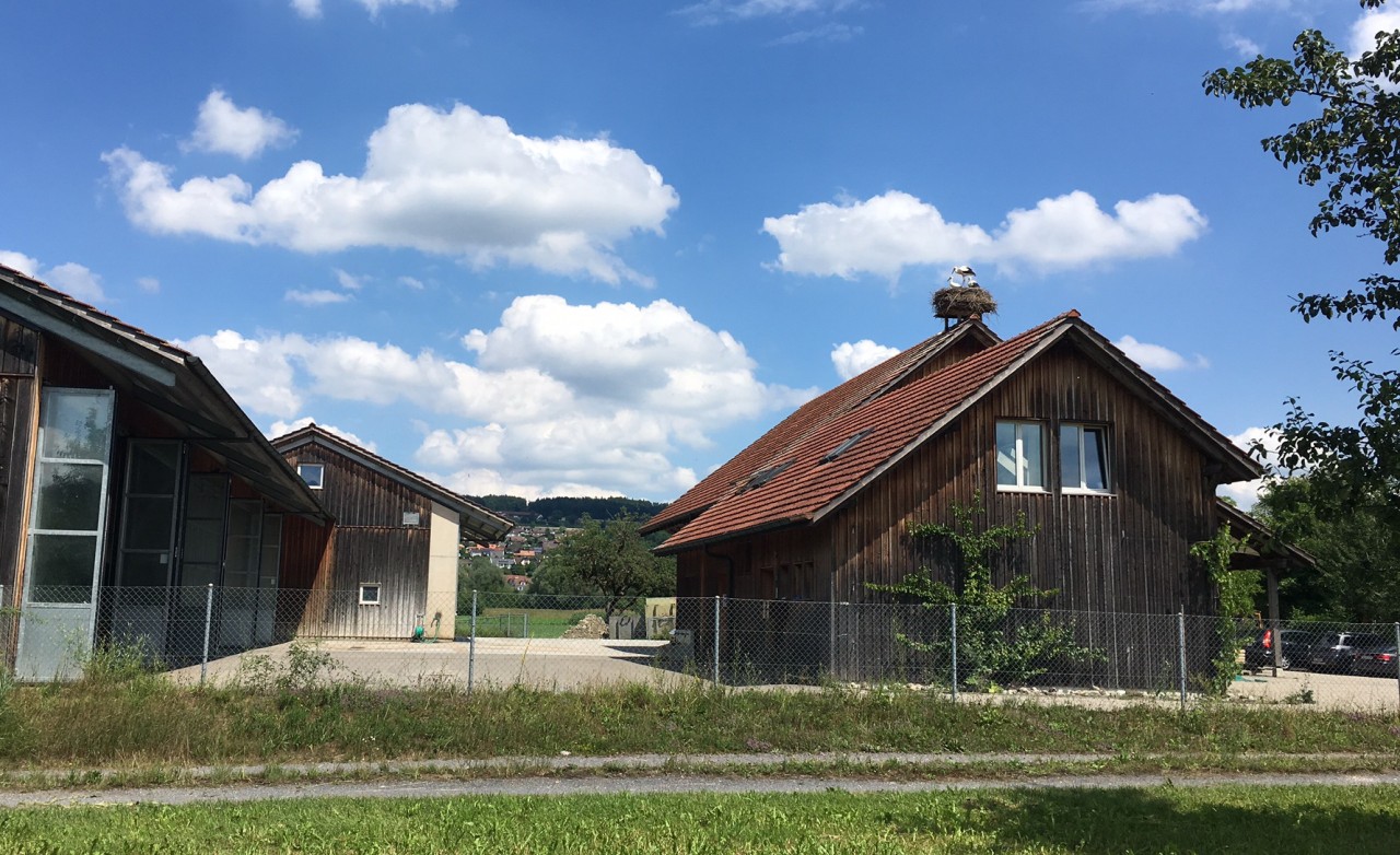 Werkhof Rottenschwil. Auf einem Gebäude ist ein Storchennest zu sehen.