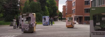 Das Bild zeigt die mobile Ausstellung zur ökologischen Infrastruktur vor dem Buchenhof Aarau