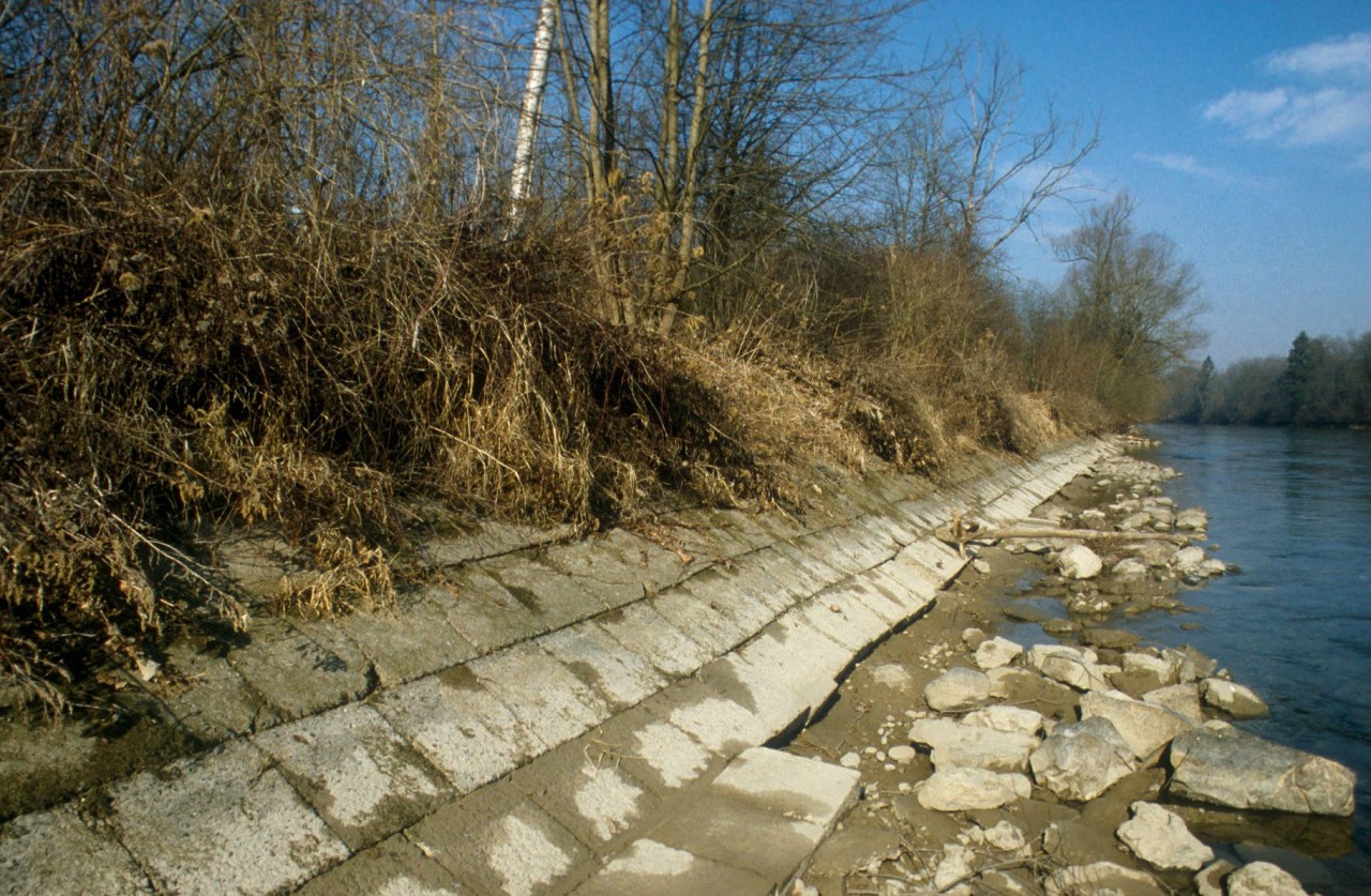 Das Ufer ist mit Steinplatten verbaut.