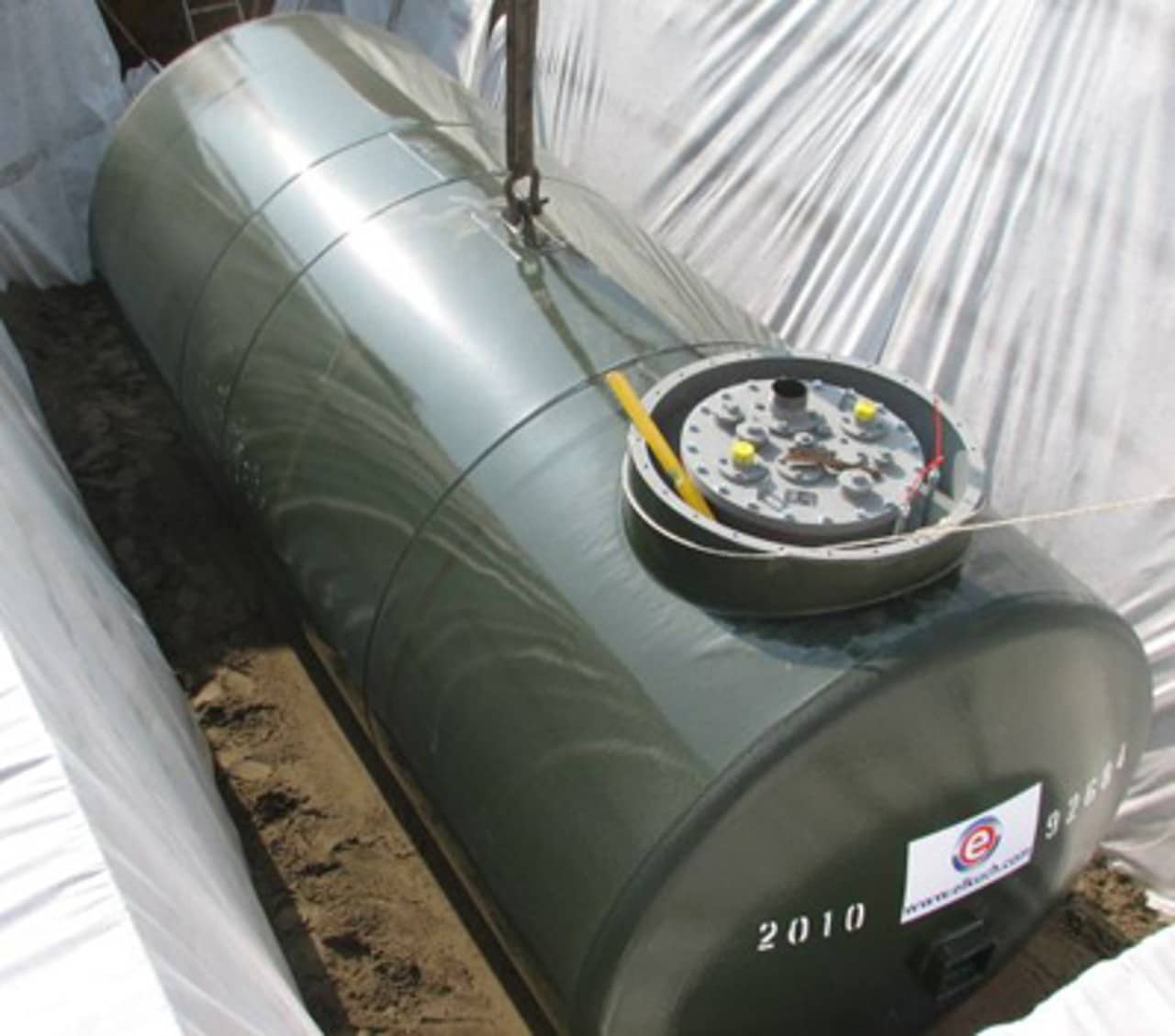 Zylinderförmiger Tank in offener Baugrube