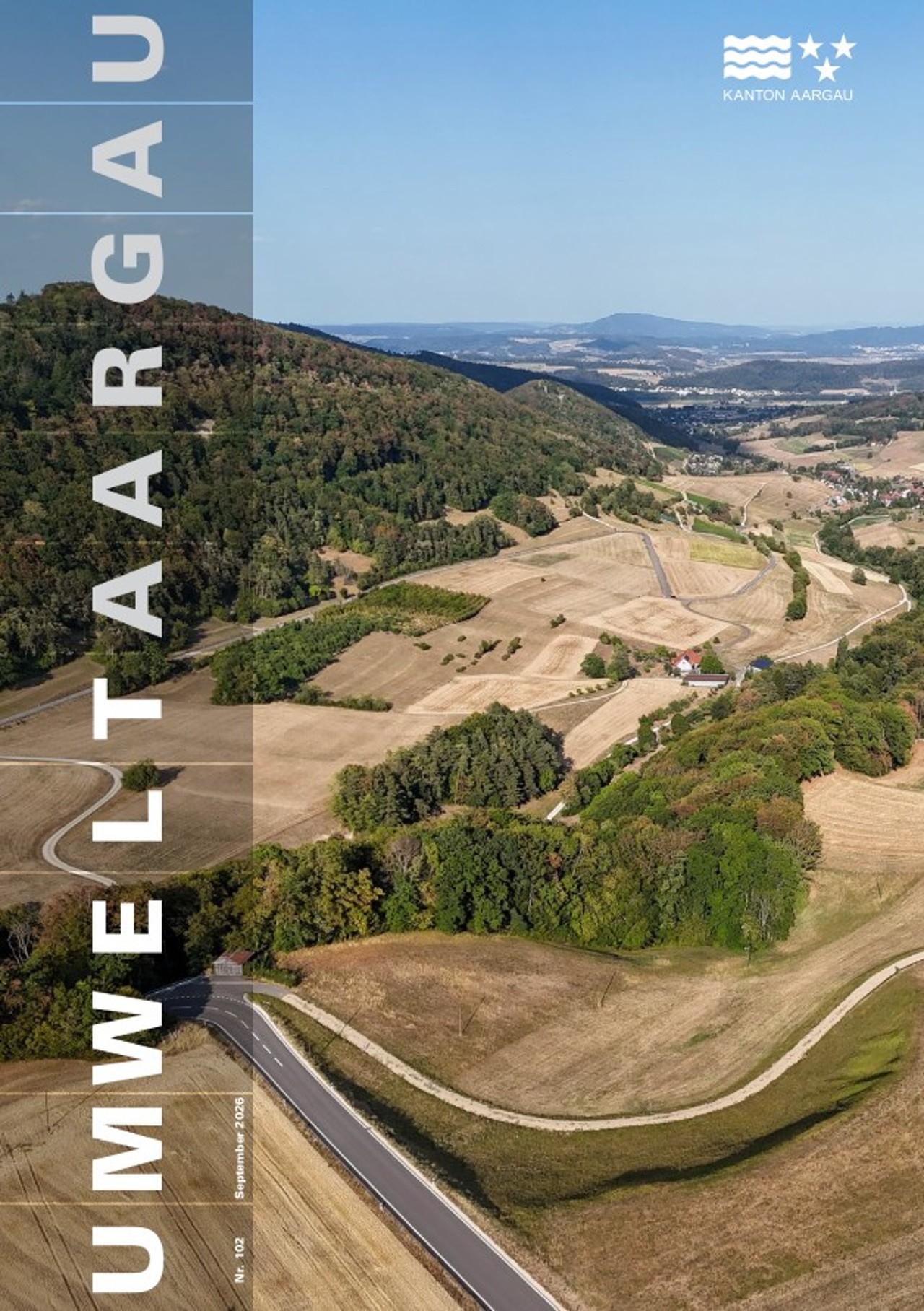 Cover der Ausgabe Nr. 102 von Umwelt Aargau mit Blick von der Staffelegg ins Schenkenbergertal am 11. August 2026, Foto: Dominik A. Müller.