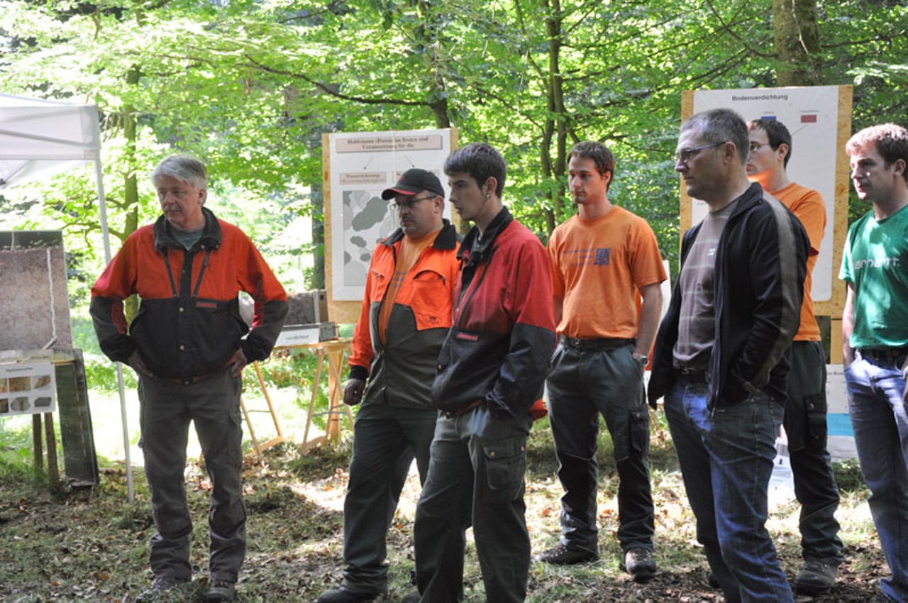 Forstwarte und Förster hören an einem Bodenschutz-Kurs 2011 aufmerksam dem Kursreferenten zu.