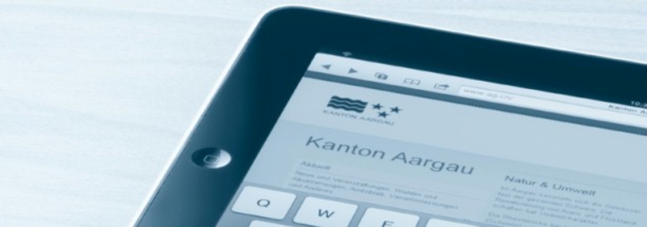 Symbolbild Digitalisierung: Tablet, auf dessen Bildschirm unter anderem das Kanton Aargau Logo zu sehen ist.