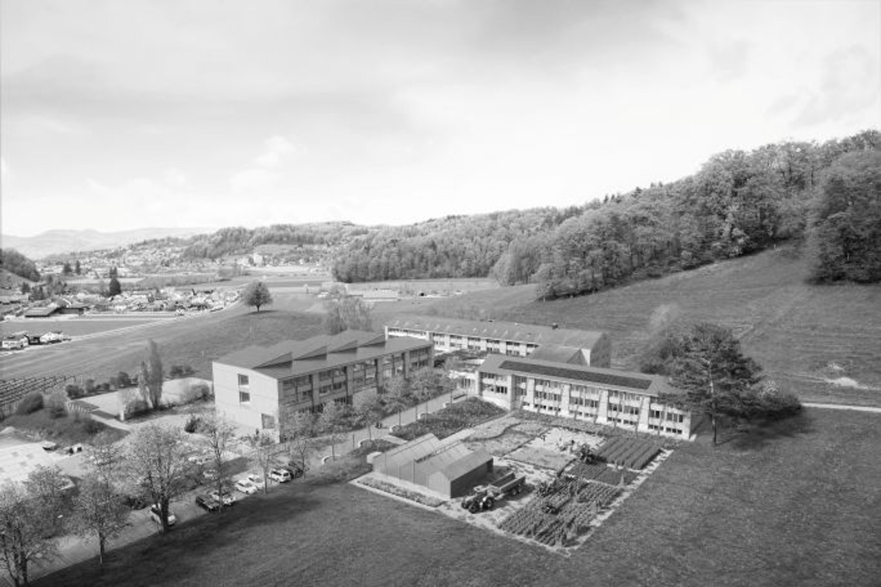 Die Luftbildaufnahme zeigt das Areal Liebegg mit allen Schulungsgebäuden, Gartenanlagen mit Bäumen.