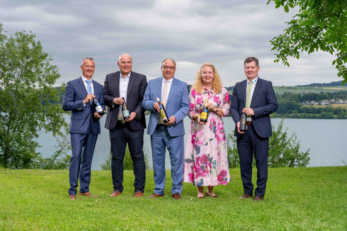 Bildlegende: v.l.n.r: Roland Michel, Präsident Branchenverband Aargauer Wein; Urs Plüss, Grossratspräsident; Dr. Markus Dieth, Landwirtschaftsdirektor; Patricia Kettner, Generalsekretärin Departement Finanzen und Ressourcen; Hansruedi Häfliger, Direktor Liebegg.