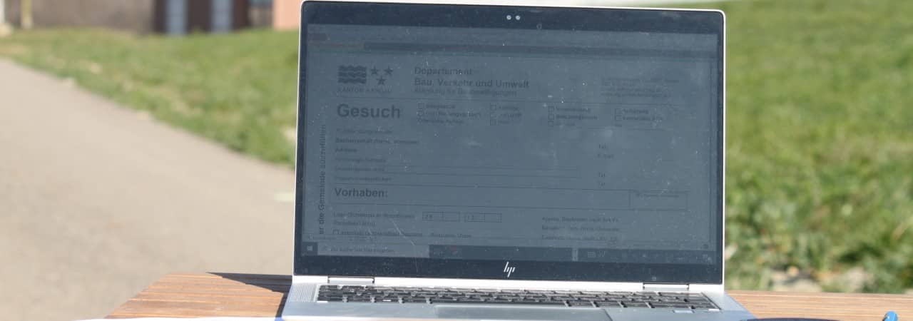 Laptop vor Stallgebäude