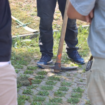 Vor einer Person auf dem Boden stehender Pickel.