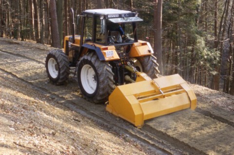Traktor mit angehängter Steinzerkleinerungsmaschine