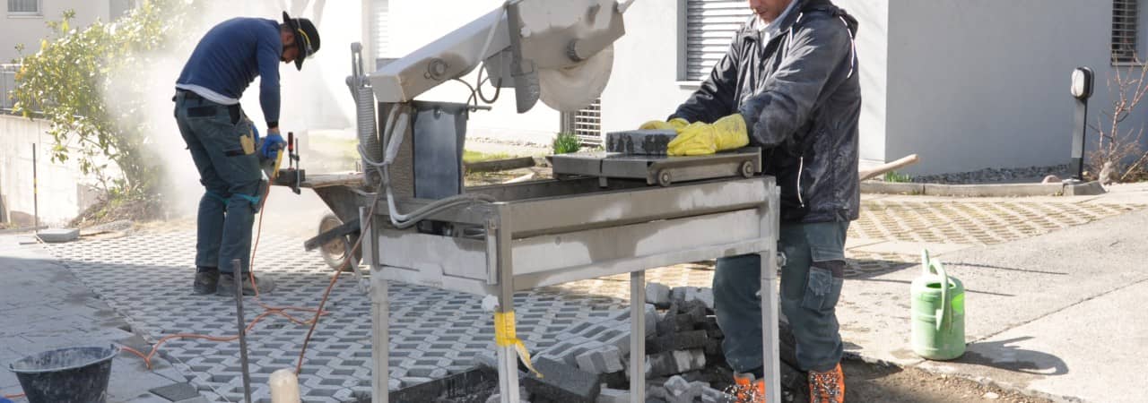 Zwei Personen an der Arbeit