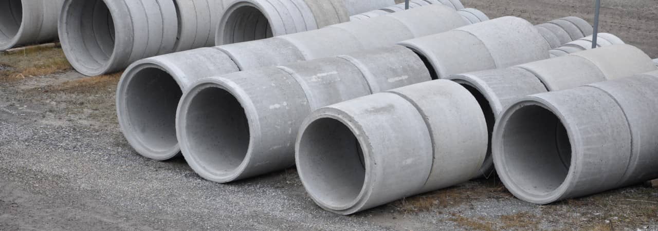 Betonröhren in einem Industriegebiet