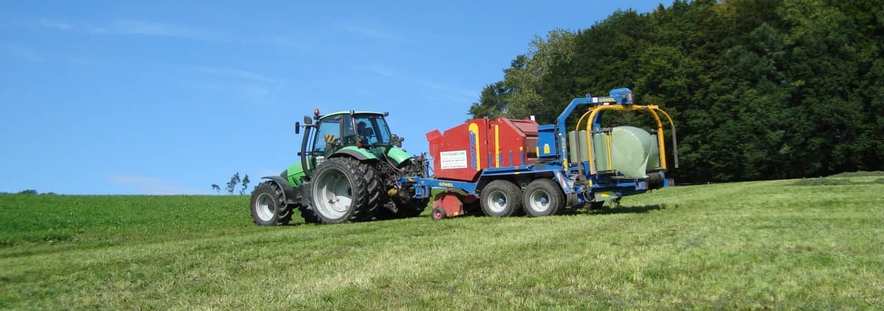 Traktor vor einem Waldrand