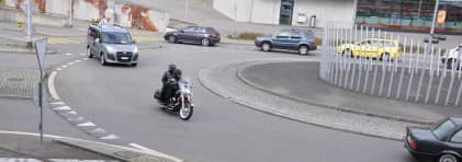 Motorfahrzeuge in einem Kreisel