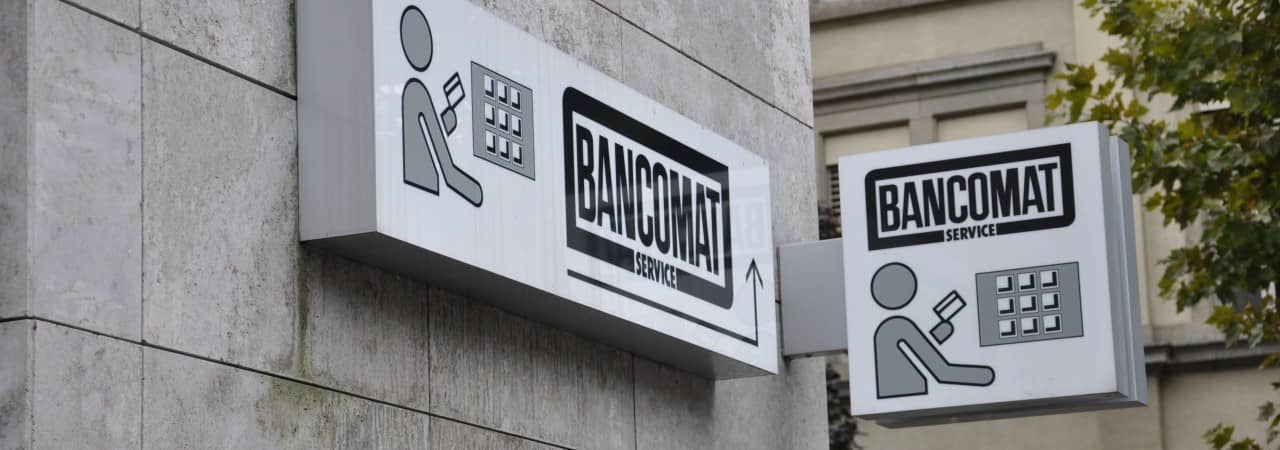 Bancomat-Schild an einer Haussfassade