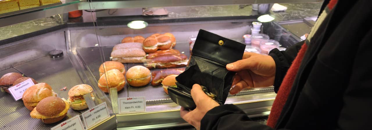 Beim Bezahlen Portemonnaie öffnen