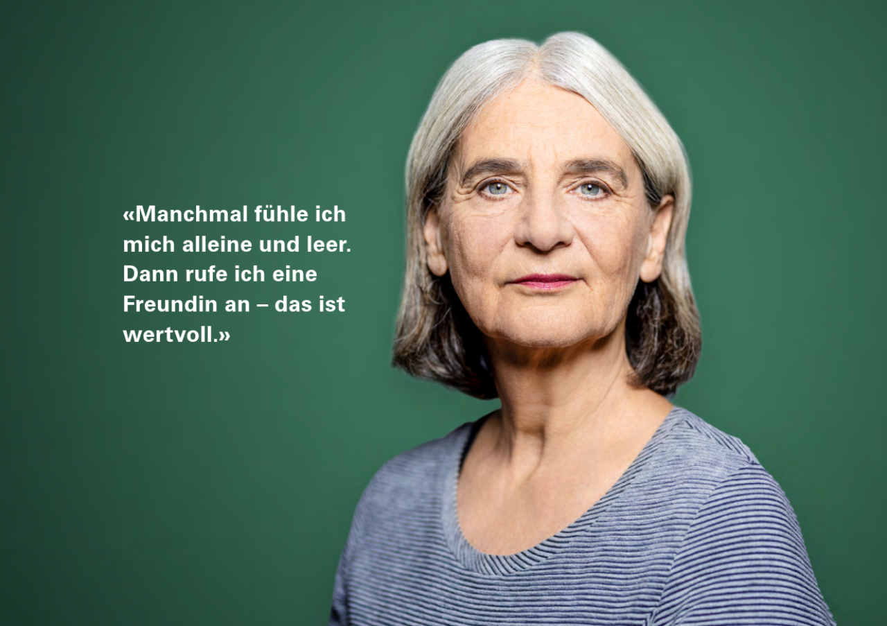 Seniorin schaut frontal in Kamera. Daneben der Text: Manchmal fühle ich mich alleine und leer. Dann rufe ich eine Freundlin an – das ist wertvoll.