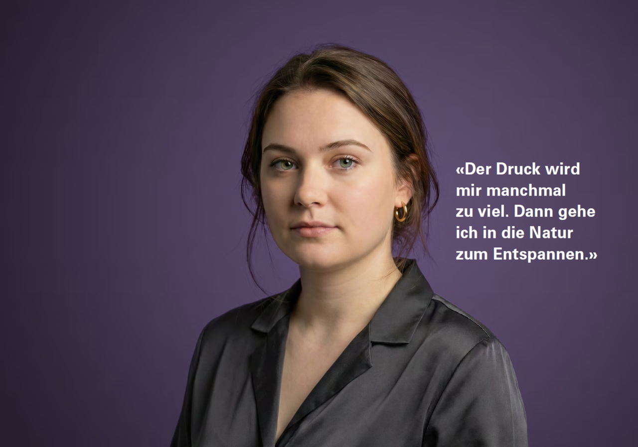 Frau schaut frontal in Kamera. Daneben der Text: "Der Druck wird mir manchmal zu viel. Dann gehe ich in die Natur zum Entspannen.".