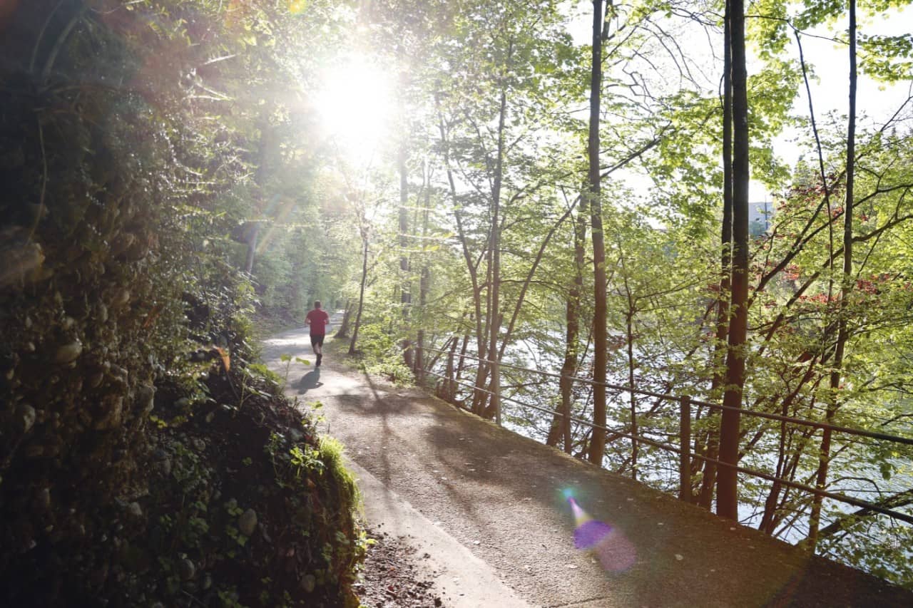 Person rennt im Wald