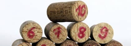 gestapelte Weinkorken mit Nummern