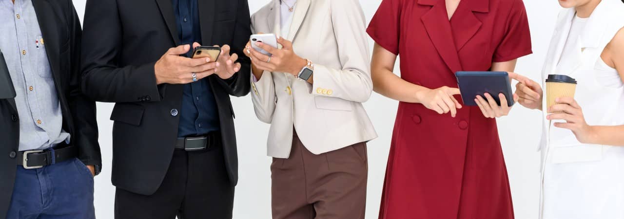Menschen mit Mobiltelefonen und Tablets in der Hand