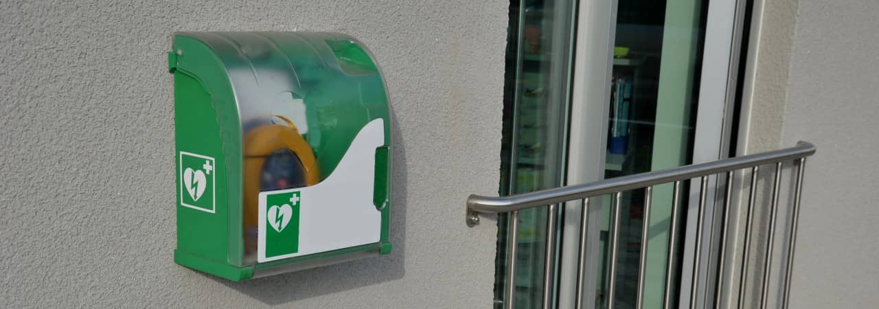 AED an einer Hauswand