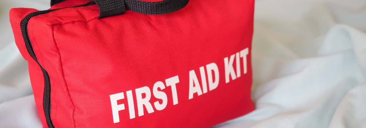 Eine Tasche auf der der Schriftzug "First Aid Kit" zu sehen ist