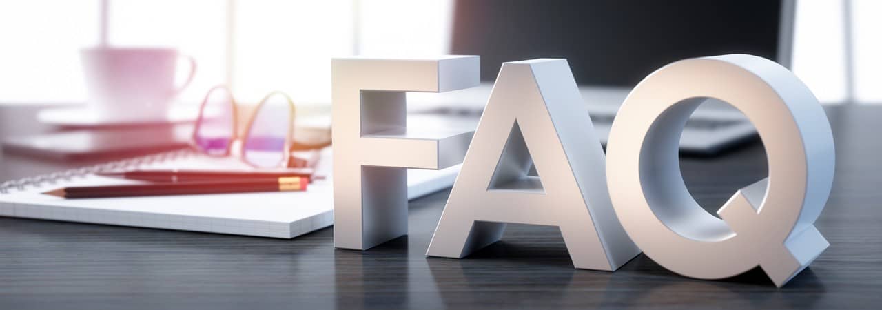 Die Buchstaben FAQ auf einem Schreibtisch