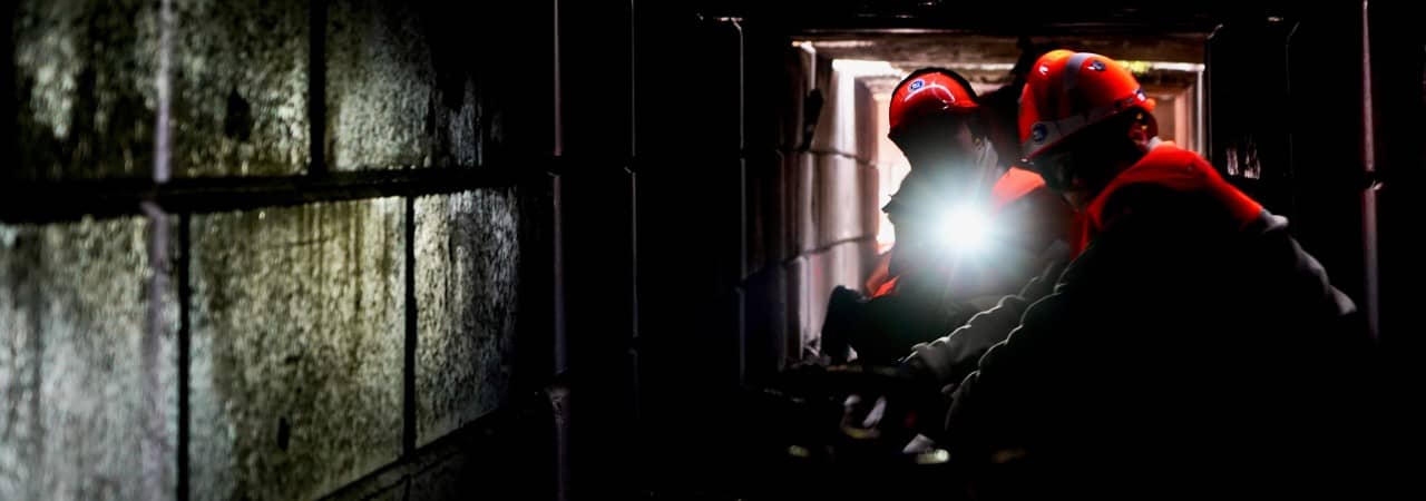 Arbeiten in einem beengenden Schacht/Tunnel