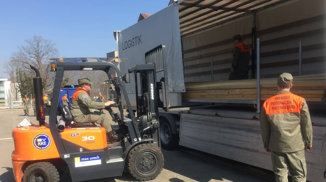 Zivilschutzpflichtige beim beladen des LKW.