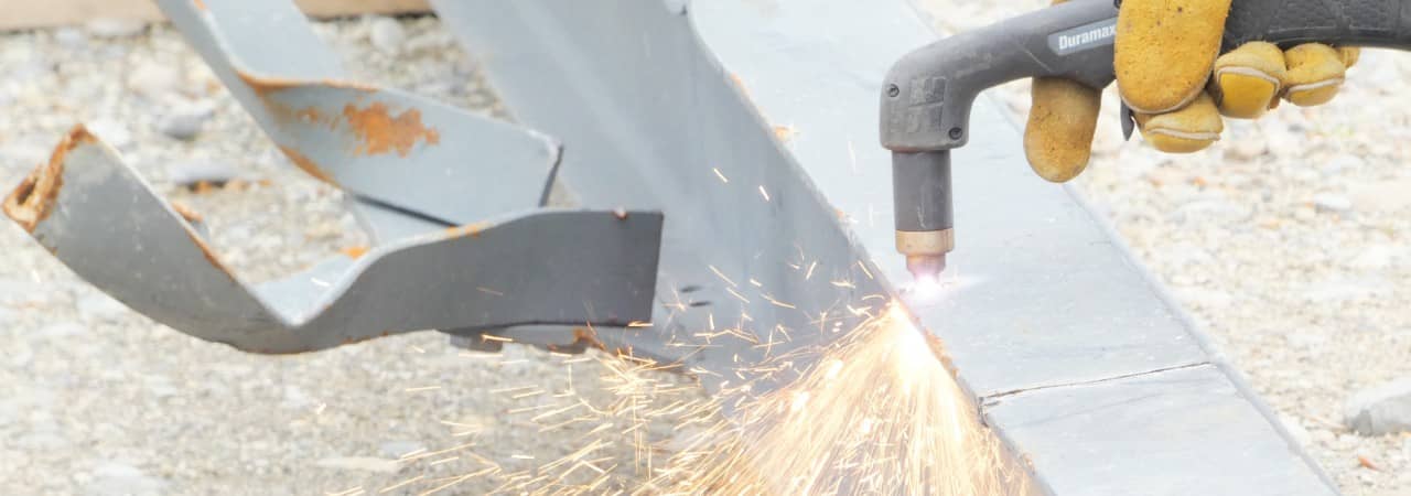 Trennen eines Stahlträgers mit dem Plasmaschneidgerät