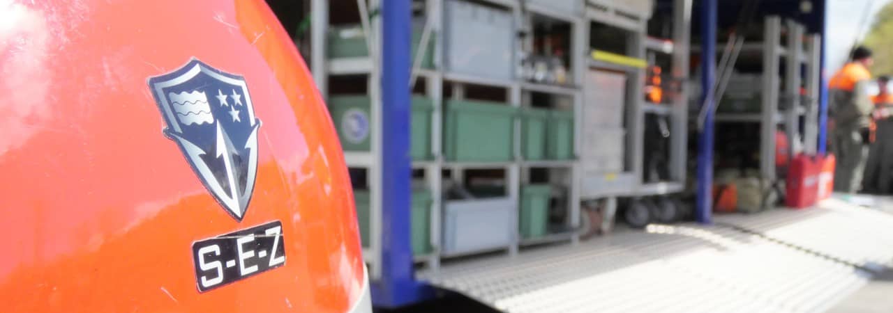 Helm mit SEZ-Logo vor dem Welab Rettung (Materialdepot).
