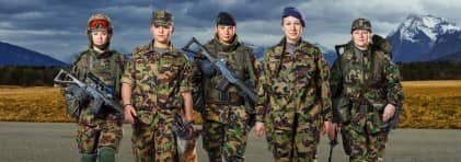 5 Frauen in Militäruniform
