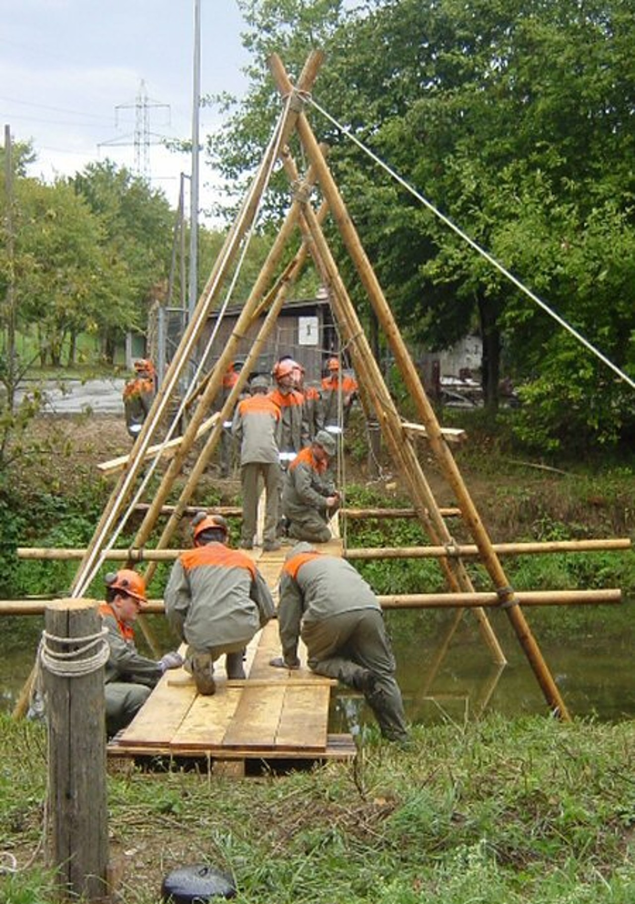 Pioniere bauen eine provisorische Brücke über einen Fluss.