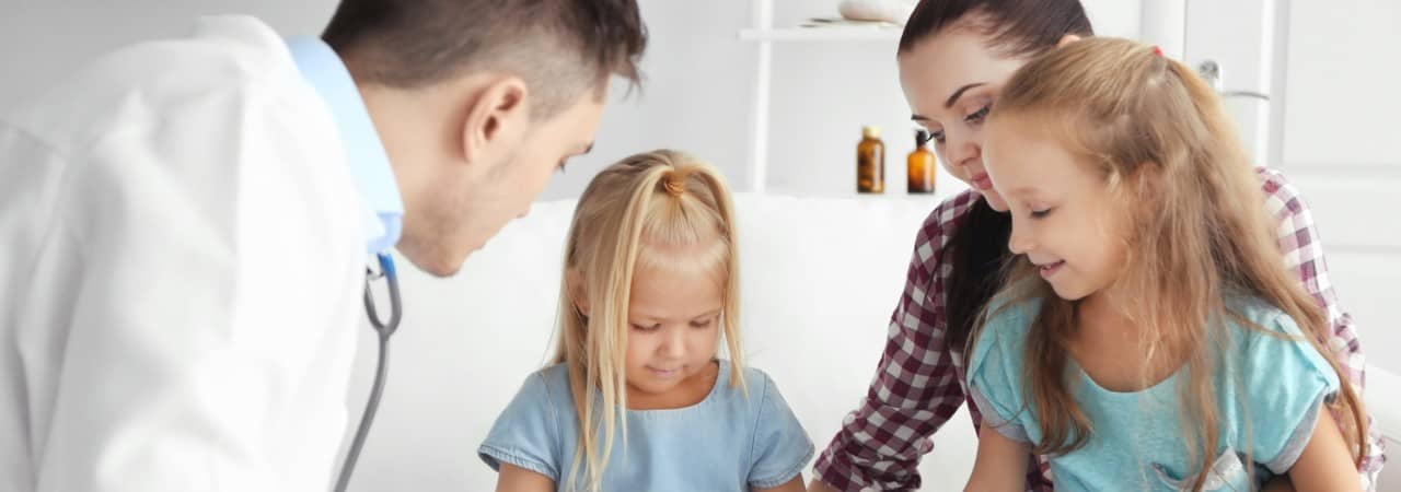 Familie beim Arztbesuch