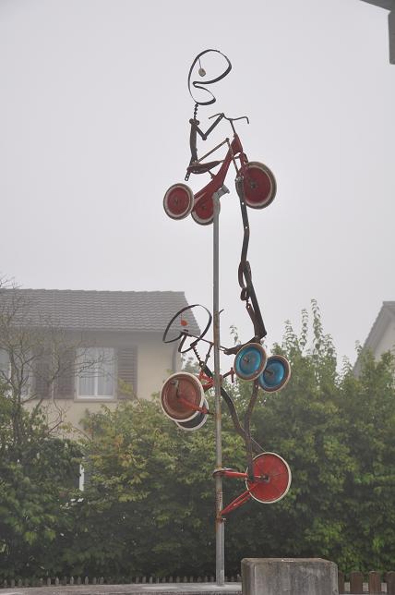 Kunstwerk / Skulptur von Mick Saxer hergestellt aus alten Kinderfahrräder
