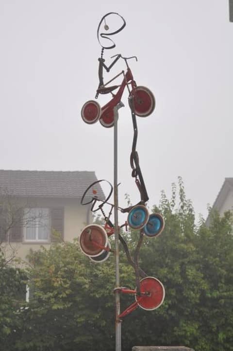 Kunstwerk / Skulptur von Mick Saxer hergestellt aus alten Kinderfahrräder